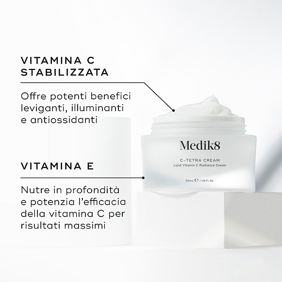 Barattolo aperto di crema Medik8 C-Tetra esposto su un blocco di pietra bianca su uno sfondo bianco pulito. L’immagine mostra due ingredienti chiave e i loro benefici: VITAMINA C STABILIZZATA offre potenti benefici leviganti, illuminanti e antiossidanti, VITAMINA E nutre in profondità e potenzia l’efficacia della vitamina C per risultati massimi.-hover-5