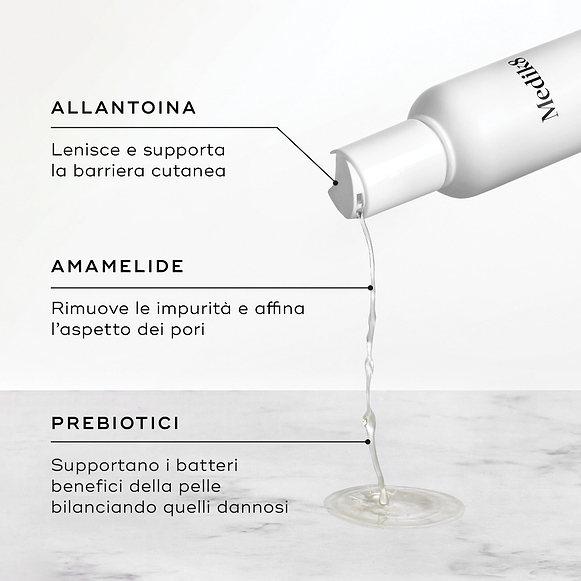 Dal flacone del Daily Refresh Balancing Toner scorre del liquido. Il testo evidenzia l’Allantoina per lenire, l’Amamelide per affinare i pori e i Prebiotici per bilanciare i batteri della pelle.-hover-16