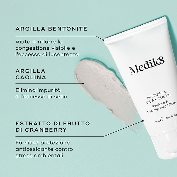 La Medik8 Natural Clay Mask con gli ingredienti chiave elencati su uno sfondo azzurro chiaro.-hover-10