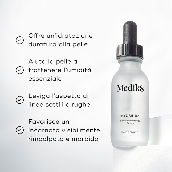 Il flacone di siero Medik8 Hydr8 B5 è posizionato su un piedistallo bianco contro uno sfondo bianco luminoso. Il testo evidenzia che il prodotto Offre un’idratazione cutanea a lunga durata, Aiuta la pelle a trattenere l’idratazione essenziale, Attenua l’aspetto di linee sottili e rughe, e Promuove un incarnato visibilmente più rimpolpato ed elastico.-hover-26