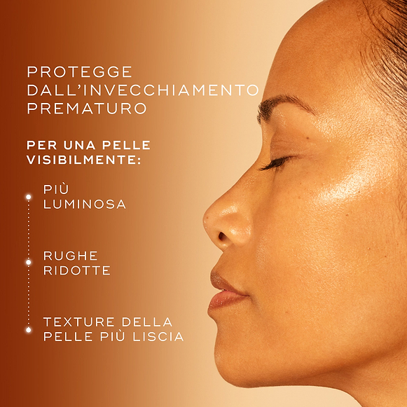 Primo piano del profilo di una modella con pelle luminosa su un caldo sfondo sfumato. Il testo afferma che protegge dall'invecchiamento prematuro per una pelle visibilmente più luminosa, con rughe ridotte e una texture più liscia.-hover-5