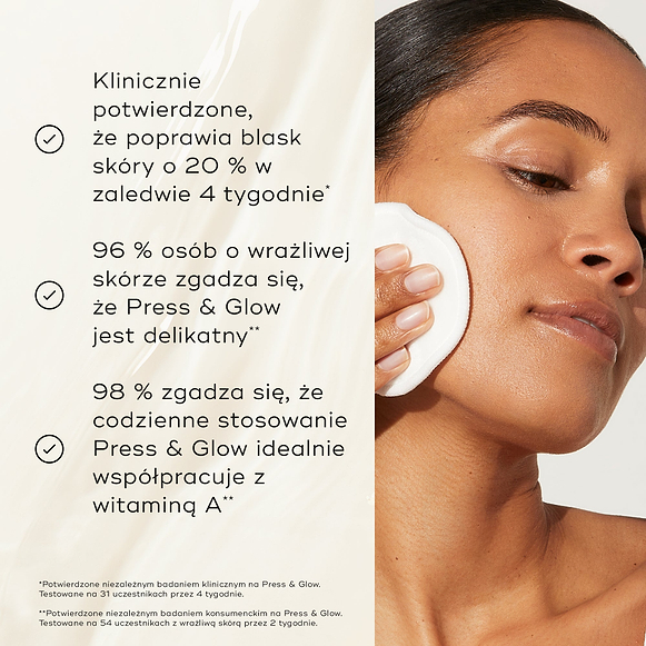 Model aplikuje tonik Medik8 Press & Glow za pomocą płatka kosmetycznego na twarz na neutralnym, marmurowym tle. Tekst podaje, że produkt jest klinicznie potwierdzony, aby zwiększać poziom blasku skóry o 20% w ciągu 4 tygodni*, a także że 96% osób ze skórą wrażliwą uznało Press & Glow za delikatny**, oraz 98% osób potwierdziło, że codzienne stosowanie Press & Glow dobrze współgrało z witaminą A**.
-hover-1