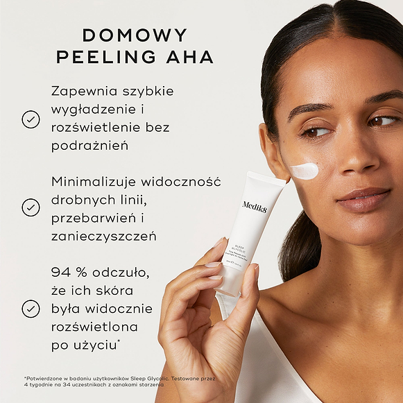 Osoba trzyma tubkę Medik8 Sleep Glycolic na neutralnym, złamanym białym tle, z widoczną smugą białego kremu na policzku. Tekst podkreśla, że jest to domowy peeling AHA, który zapewnia szybkie wygładzenie i rozświetlenie skóry bez podrażnień oraz pomaga zminimalizować widoczność drobnych linii, przebarwień i zanieczyszczeń. Dodatkowo informuje, że 94% osób zauważyło wyraźne rozświetlenie skóry po użyciu.
-hover-4