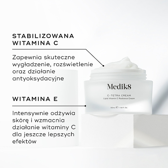 Słoiczek kremu Medik8 C-Tetra przedstawiony w stanie otwartym na białym kamiennym bloku na czystym białym tle. Na zdjęciu widoczne są dwa kluczowe składniki oraz ich zalety:

STABILIZOWANA WITAMINA C: Zapewnia silne działanie wygładzające, rozjaśniające oraz przeciwutleniające.

WITAMINA E: Głęboko odżywia i wzmacnia działanie witaminy C, zapewniając maksymalne efekty.-hover-38