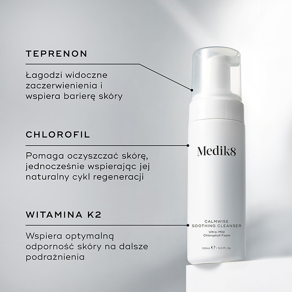Butelka Medik8 Calmwise Soothing Cleanser zaprezentowana na białym bloku. Linie łączą produkt z opisami kluczowych składników: Teprenon łagodzący zaczerwienienia, chlorofil oczyszczający skórę oraz witamina K2 wspierająca jej odporność.
-hover-29