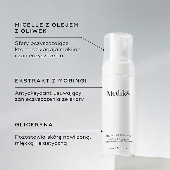 Butelka Medik8 Micellar Mousse zaprezentowana na białym bloku. Linie łączą produkt z opisami kluczowych składników: micele z dodatkiem oleju z oliwek do rozpuszczania makijażu, ekstrakt z moringi do usuwania zanieczyszczeń oraz gliceryna zapewniająca nawilżenie.
-hover-25