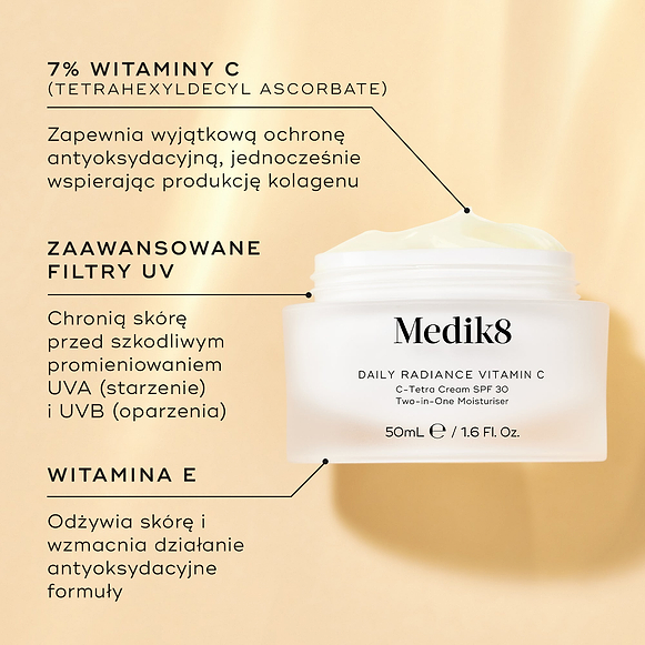 Szklany słoiczek z produktem Medik8 Daily Radiance Vitamin C na tle w ciepłym złotym odcieniu, z opisem składników. Tekst podkreśla zawartość 7% witaminy C (askorbinianu tetraheksylodecylowego), zapewniającej ochronę antyoksydacyjną i wspomagającą produkcję kolagenu, wysokiej jakości filtrów UV chroniących przed promieniowaniem UVA i UVB oraz witaminy E, która odżywia skórę i wzmacnia działanie przeciwutleniające.-hover-10