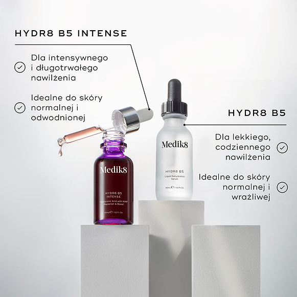 Butelki z serum Medik8 Hydr8 B5 Intense i Hydr8 B5 stoją na białych podstawkach na czystym, jasnym tle. W opisie wymieniono zalety produktu HYDR8 B5 INTENSE: „Zapewnia intensywne, długotrwałe nawilżenie” oraz „Idealny dla skóry normalnej i odwodnionej”. Zalety produktu HYDR8 B5 to: „Lekkie nawilżenie na co dzień” oraz „Idealny dla skóry normalnej i wrażliwej”.-hover-15