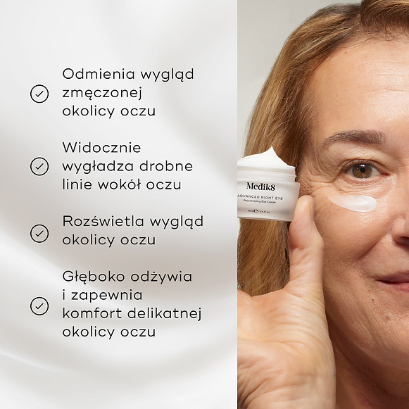 Obok modelki trzymającej słoiczek z kremem Medik8 Advanced Night Eye widnieje lista zalet produktu. W tekście podkreślono, że krem odmienia zmęczone oczy, wygładza drobne zmarszczki, rozjaśnia i głęboko odżywia delikatną skórę wokół oczu.-hover-23