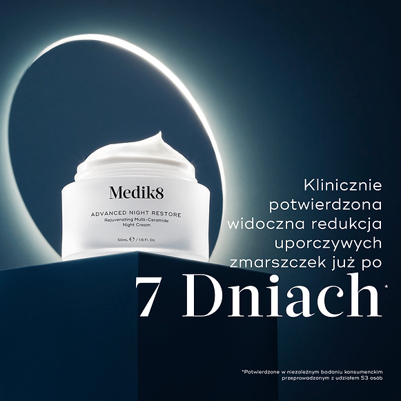 Słoiczek z kremem Medik8 Advanced Night Restore umieszczony na ciemnoniebieskim cokole, z za nim świecącym pierścieniem świetlnym. Tekst podkreśla: „Udowodniono, że widocznie redukuje uporczywe zmarszczki w ciągu 7 dni*” – na podstawie niezależnego badania konsumenckiego.-hover-7