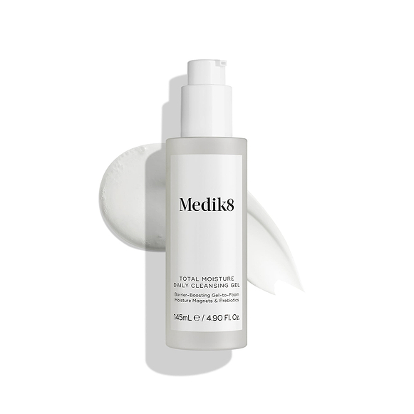 Zdjęcie produktowe żelu do codziennego oczyszczania skóry Medik8 Total Moisture na czystym białym tle, podkreślające butelkę produktu oraz minimalistyczne opakowanie.-1