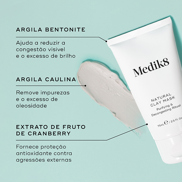 Close-up de uma textura de argila cinza e do tubo Natural Clay Mask contra um fundo verde menta claro. Linhas de texto destacam os ingredientes-chave: Argila Bentonite para ajudar a reduzir a congestão visível e o excesso de brilho, Argila Caulina para remover impurezas e o excesso de oleosidade, e Extrato de Fruto de Cranberry para fornecer proteção antioxidante contra agressões externas.-hover-32