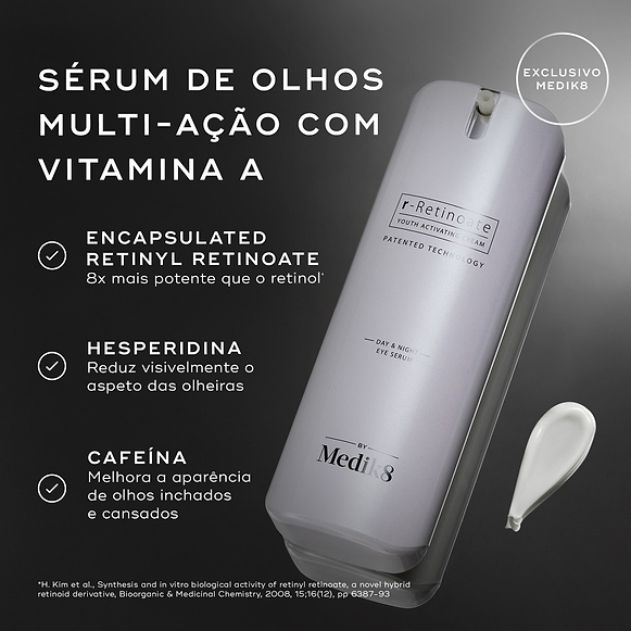O frasco doseador r-Retinoate Day & Night Eye Serum assenta num fundo cinza escuro com um selo "EXCLUSIVO MEDIK8". Intitulado "SÉRUM DE OLHOS MULTI-AÇÃO COM VITAMINA A", os marcadores listam ingredientes-chave: Retinyl Retinoate Encapsulado (8x mais potente que o retinol), Hesperidina para reduzir visivelmente o aspeto das olheiras, e Cafeína para melhorar a aparência de olhos inchados e cansados.-hover-1