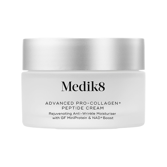 O frasco do creme Medik8 Advanced Pro-Collagen+ Peptide Cream está centralizado sobre um fundo branco liso. O frasco é de vidro jateado com uma tampa prateada. O texto no frasco o identifica como um hidratante rejuvenescedor antirrugas com GF MiniProtein e NAD+ Boost.-6