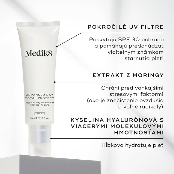 Tuba Medik8 Advanced Day Total Protect stojí na bielom podstavci na čistom sivom pozadí. Text zvýrazňuje kľúčové zložky: pokročilé UV filtre poskytujúce ochranu SPF 30 a prevenciu viditeľného starnutia pleti, extrakt z moringy na ochranu pred environmentálnymi stresormi, ako je znečistenie ovzdušia a voľné radikály, a kyselinu hyalurónovú viacerých molekulových hmotností na hĺbkovú hydratáciu pokožky.
-hover-11