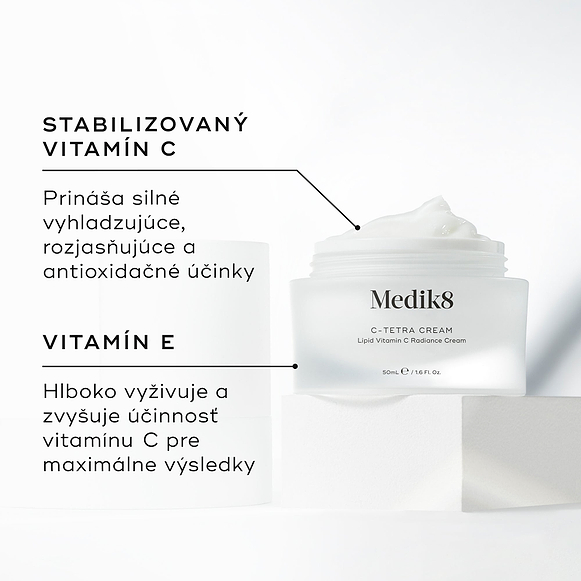 Otvorený kelímok krému Medik8 C-Tetra na bielom kamennom bloku na čistom bielom pozadí. Obrázok znázorňuje dve kľúčové zložky a ich benefity: stabilizovaný vitamín C, ktorý poskytuje silné vyhladzujúce, rozjasňujúce a antioxidačné účinky, a vitamín E, ktorý hĺbkovo vyživuje a posilňuje účinok vitamínu C pre maximálne výsledky.-hover-38