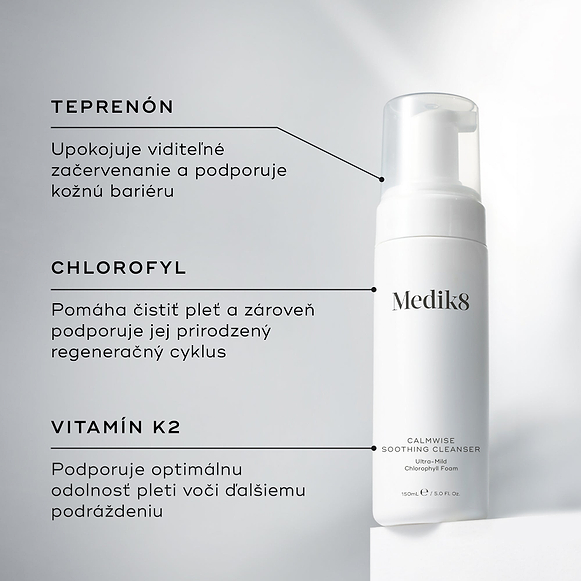 Fľaša čistiaceho prípravku Medik8 Calmwise Soothing Cleanser vystavená na bielom podstavci. Čiary spájajú fľašu s textom, ktorý vysvetľuje hlavné zložky:  teprenón  na upokojenie začervenania,  chlorofyl  na prečistenie pleti a  vitamín K2  na posilnenie pleti.-hover-28