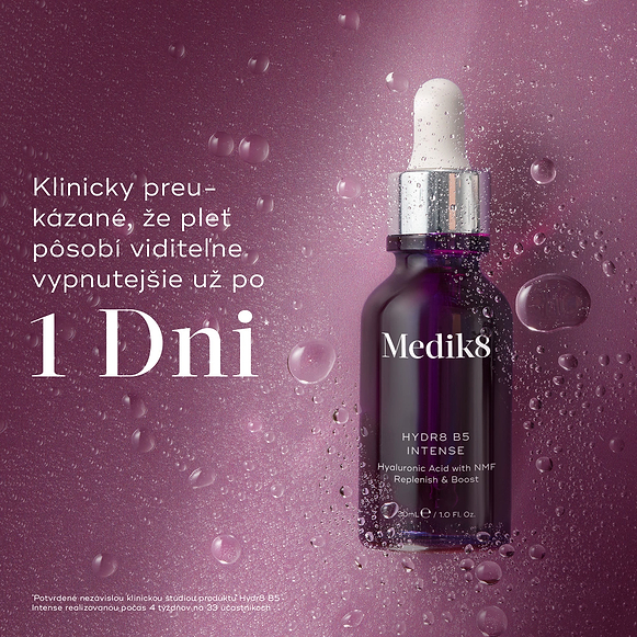 Sklenená fľaštička s kvapkadlom Medik8 Hydr8 B5 Intense je umiestnená uprostred trblietavého fialového pozadia s priehľadnými kvapkami vody. Výrazným písmom je uvedené, že produkt je klinicky overený a viditeľne vypĺňa pleť už za 1 deň.-hover-9