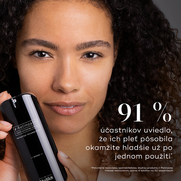 Osoba drží fľaštičku Medik8 r-Retinoate Intense. Text uvádza, že 91 % účastníkov súhlasilo, že ich pleť vyzerala okamžite hladšia už po jednom použití.
-hover-23