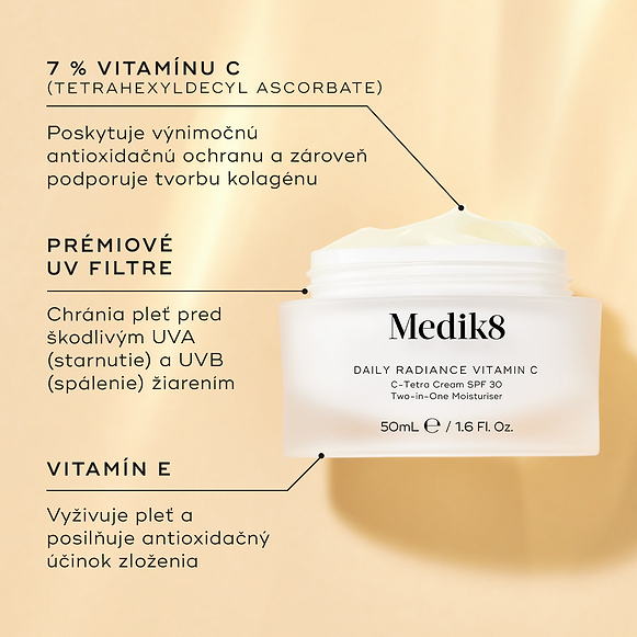 Otvorený sklenený kelímok Medik8 Daily Radiance Vitamin C je zobrazený na teplom zlatom pozadí s popismi zložiek. Text zvýrazňuje 7 % vitamínu C (Tetrahexyldecyl Ascorbate) pre antioxidačnú ochranu a podporu kolagénu, prémiové UV filtre pre UVA a UVB ochranu a vitamín E na výživu pokožky a posilnenie antioxidačného účinku.
-hover-8