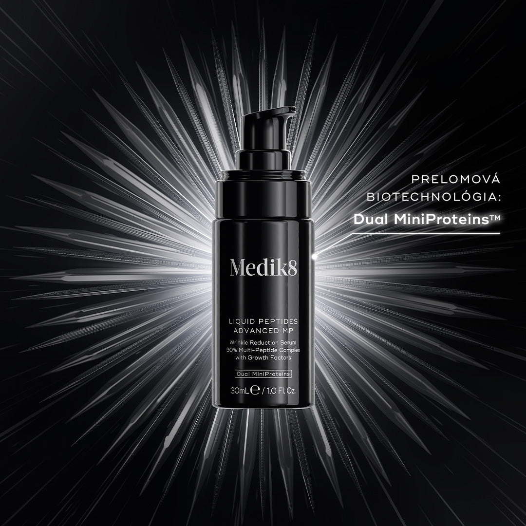 Čierna fľaštička s pumpičkou séra Medik8 Liquid Peptides Advanced MP vycentrovaná na čiernom pozadí so žiarivým strieborným lúčovým efektom. Text oznamuje „NOVINKA“ a „Dual MiniProteins™“.