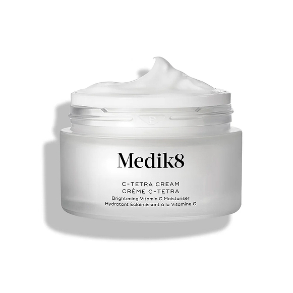 Otvorený kelímok krému Medik8 C-Tetra Cream je zobrazený na čistom bielom pozadí s jemnými tieňmi. Biely matný sklenený kelímok obsahuje logo Medik8 a označenie „C-TETRA CREAM Vitamin C  vo veľkosti 50 ml. Na vrchu kelímka je viditeľný hustý vírivý ťah bieleho krému, ktorý zvýrazňuje jeho hydratačnú textúru.-38