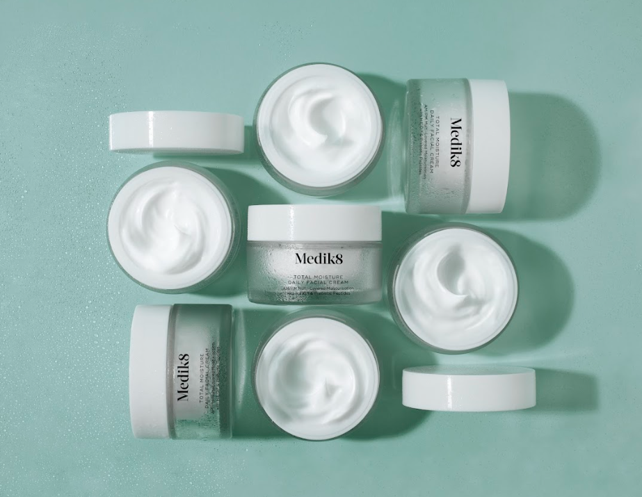 Otvorená mini nádobka krémov Medik8 Daily Radiance Vitamin C C-Tetra Cream SPF 30 vedľa zatvorených nádobiek.
