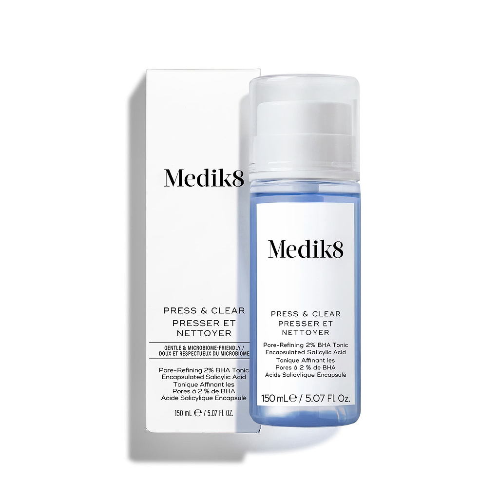 Flacone di Medik8 Press & Clear contenente liquido blu, posizionato accanto alla confezione bianca. Il testo identifica il prodotto come Tonico Esfoliante al 2% BHA con Acido Salicilico a Rilascio Graduale.