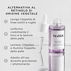 Un flacone in vetro viola con contagocce del siero Bakuchiol Peptides è mostrato con il contagocce. A sinistra, il testo evidenzia il prodotto come ALTERNATIVA RETINOLO VEGETALE, con benefici tra cui: levigare linee sottili e rughe, uniformare visibilmente tono e texture della pelle, calmare, rimpolpare e illuminare l’aspetto della pelle, ed essere adatto all’uso durante gravidanza/allattamento.