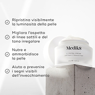 Barattolo di crema Medik8 C-Tetra esposto su un blocco di pietra grigia su uno sfondo bianco con raggi di luce morbida. L’immagine mostra quattro affermazioni con segno di spunta: ripristina visibilmente la radiosità della pelle, migliora l’aspetto delle linee sottili e del tono cutaneo irregolare, nutre e ammorbidisce la pelle, aiuta a prevenire i segni visibili dell’invecchiamento.