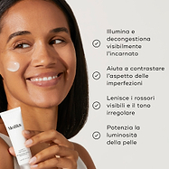 Accanto a una modella che tiene il tubo di Clarity Peptides appare un elenco di benefici. Il testo indica che purifica visibilmente l’incarnato, combatte le imperfezioni, calma i rossori e aumenta la luminosità.