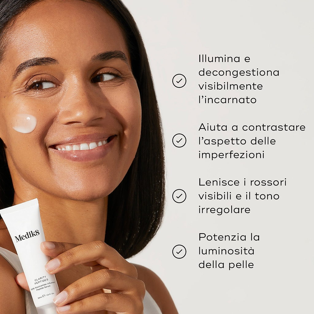 Accanto a una modella che tiene il tubo di Clarity Peptides appare un elenco di benefici. Il testo indica che purifica visibilmente l’incarnato, combatte le imperfezioni, calma i rossori e aumenta la luminosità.