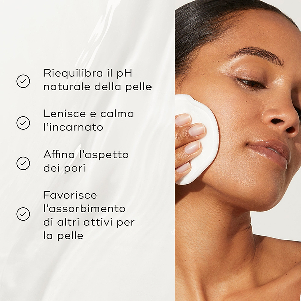 Accanto a una modella che utilizza il tonico, appare un elenco di benefici. Il testo indica che riequilibra il pH, lenisce la pelle, affina i pori e favorisce l’assorbimento di altri attivi per la skincare.