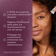 Immagine a schermo diviso che mostra una modella mentre applica il siero con una pipetta, affiancata da un elenco di benefici su uno sfondo viola testurizzato. Il testo indica che il 100% ha mostrato pelle visibilmente idratata, migliora l’idratazione cutanea sia immediatamente sia nel tempo, e protegge dai cambiamenti ambientali che causano disidratazione.