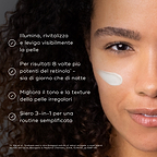 Viso di una donna mostrato con una piccola quantità di crema bianca sulla guancia. L’immagine elenca quattro benefici con segno di spunta: illumina, rivitalizza e leviga visibilmente la pelle; per risultati 8 volte più efficaci del retinolo* – sia giorno sia notte; migliora il tono e la texture irregolari della pelle; siero 3-in-1 per una routine semplificata.