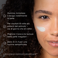 Viso di una donna mostrato con una piccola quantità di crema bianca sulla guancia. L’immagine elenca quattro benefici con segno di spunta: illumina, rivitalizza e leviga visibilmente la pelle; per risultati 8 volte più efficaci del retinolo* – sia giorno sia notte; migliora il tono e la texture irregolari della pelle; siero 3-in-1 per una routine semplificata.