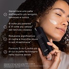 Persona con una striscia di crema sulla guancia che tiene un flacone di Medik8 r-Retinoate Intense. Le affermazioni indicano 8 volte più potente e 11 volte più veloce del retinolo classico, con riduzione drastica di rughe e macchie scure in 4 settimane.
