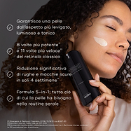 Persona con una striscia di crema sulla guancia che tiene un flacone di Medik8 r-Retinoate Intense. Le affermazioni indicano 8 volte più potente e 11 volte più veloce del retinolo classico, con riduzione drastica di rughe e macchie scure in 4 settimane.