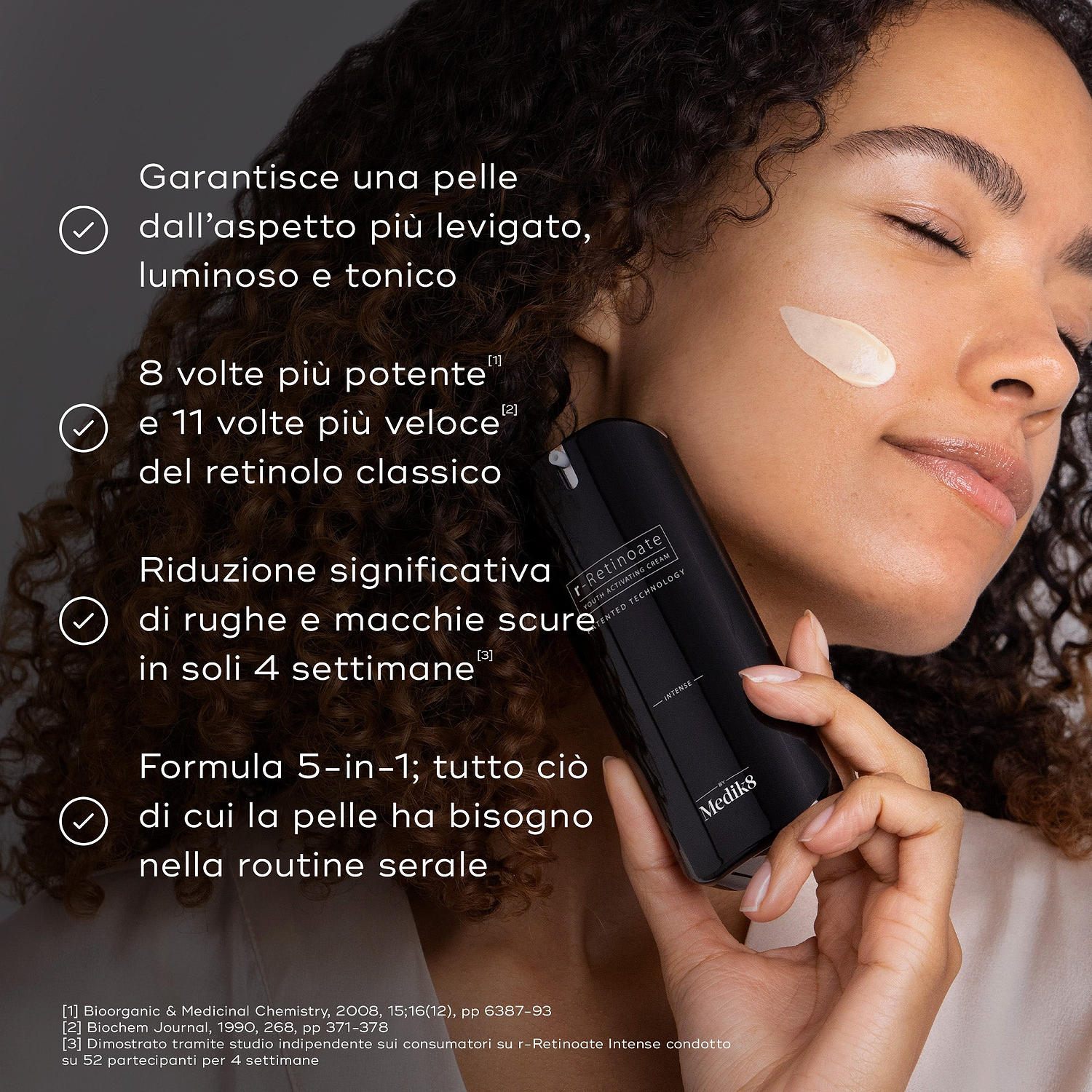 Persona con una striscia di crema sulla guancia che tiene un flacone di Medik8 r-Retinoate Intense. Le affermazioni indicano 8 volte più potente e 11 volte più veloce del retinolo classico, con riduzione drastica di rughe e macchie scure in 4 settimane.