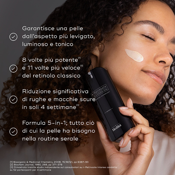 Persona con una striscia di crema sulla guancia che tiene un flacone di Medik8 r-Retinoate Intense. Le affermazioni indicano 8 volte più potente e 11 volte più veloce del retinolo classico, con riduzione drastica di rughe e macchie scure in 4 settimane.
