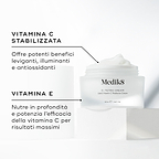 Barattolo aperto di crema Medik8 C-Tetra esposto su un blocco di pietra bianca su uno sfondo bianco pulito. L’immagine mostra due ingredienti chiave e i loro benefici: VITAMINA C STABILIZZATA offre potenti benefici leviganti, illuminanti e antiossidanti, VITAMINA E nutre in profondità e potenzia l’efficacia della vitamina C per risultati massimi.