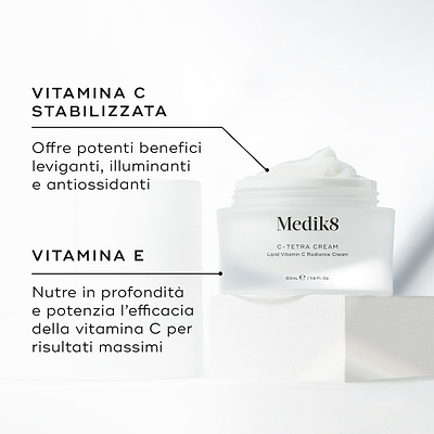 Barattolo aperto di crema Medik8 C-Tetra esposto su un blocco di pietra bianca su uno sfondo bianco pulito. L’immagine mostra due ingredienti chiave e i loro benefici: VITAMINA C STABILIZZATA offre potenti benefici leviganti, illuminanti e antiossidanti, VITAMINA E nutre in profondità e potenzia l’efficacia della vitamina C per risultati massimi.