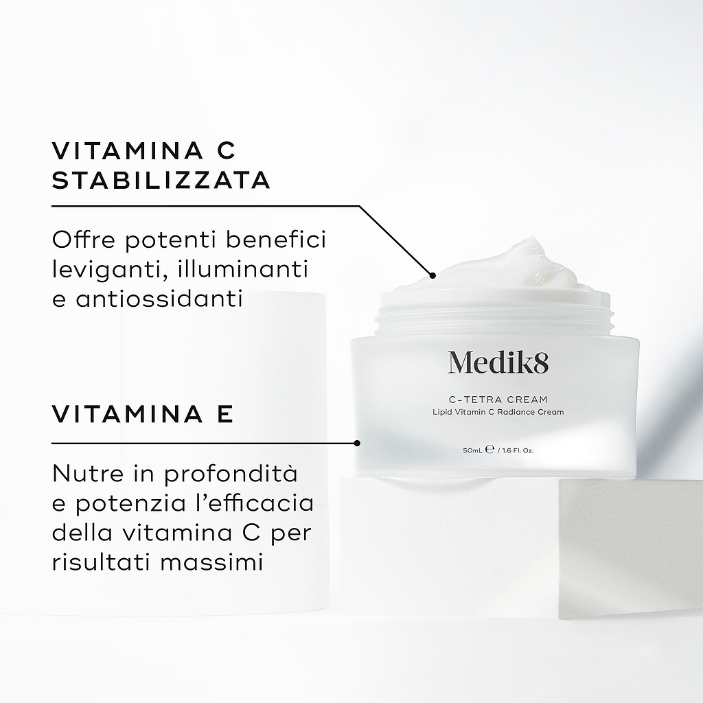 Barattolo aperto di crema Medik8 C-Tetra esposto su un blocco di pietra bianca su uno sfondo bianco pulito. L’immagine mostra due ingredienti chiave e i loro benefici: VITAMINA C STABILIZZATA offre potenti benefici leviganti, illuminanti e antiossidanti, VITAMINA E nutre in profondità e potenzia l’efficacia della vitamina C per risultati massimi.