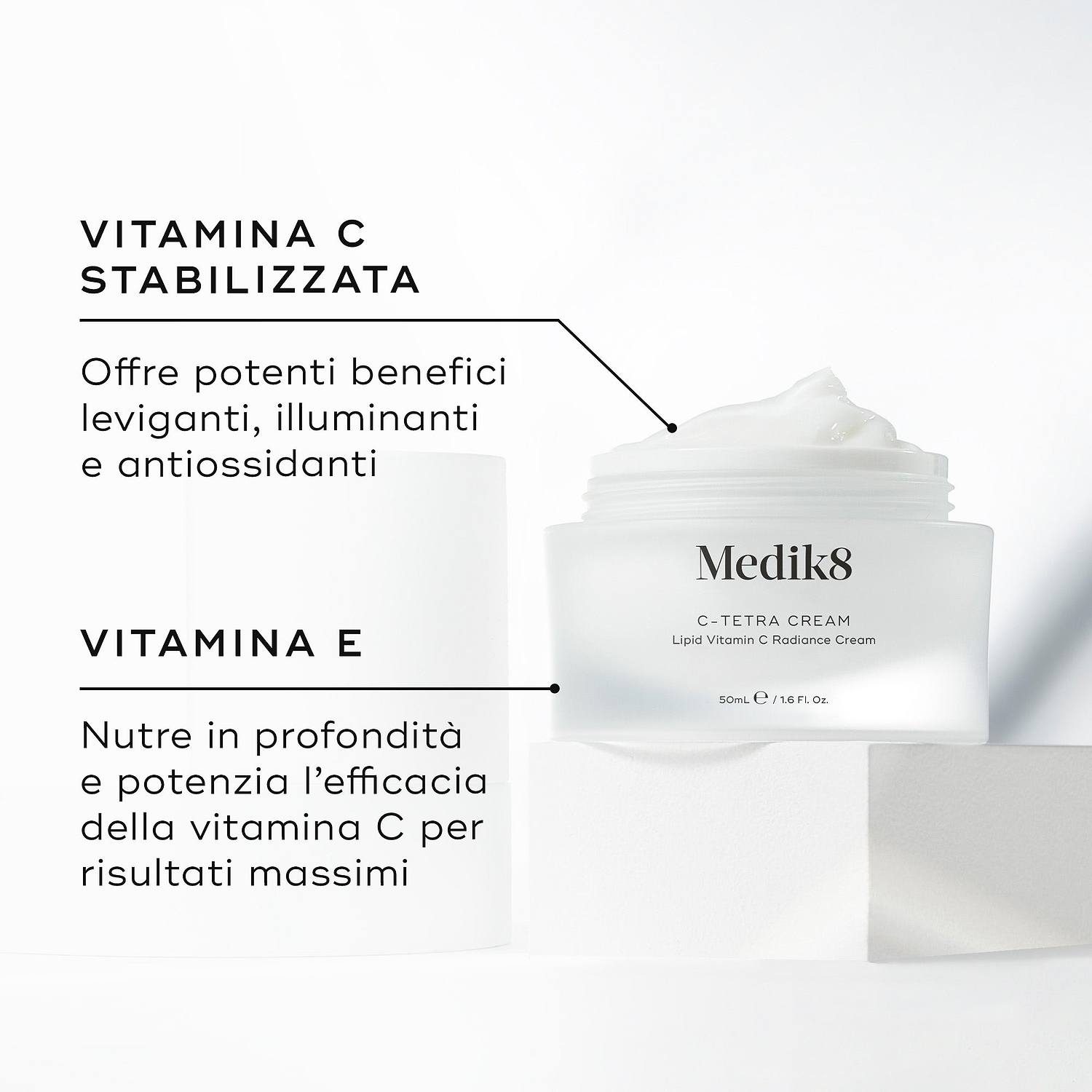 Barattolo aperto di crema Medik8 C-Tetra esposto su un blocco di pietra bianca su uno sfondo bianco pulito. L’immagine mostra due ingredienti chiave e i loro benefici: VITAMINA C STABILIZZATA offre potenti benefici leviganti, illuminanti e antiossidanti, VITAMINA E nutre in profondità e potenzia l’efficacia della vitamina C per risultati massimi.