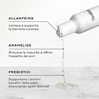 Dal flacone del Daily Refresh Balancing Toner scorre del liquido. Il testo evidenzia l’Allantoina per lenire, l’Amamelide per affinare i pori e i Prebiotici per bilanciare i batteri della pelle.