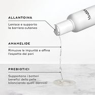 Dal flacone del Daily Refresh Balancing Toner scorre del liquido. Il testo evidenzia l’Allantoina per lenire, l’Amamelide per affinare i pori e i Prebiotici per bilanciare i batteri della pelle.