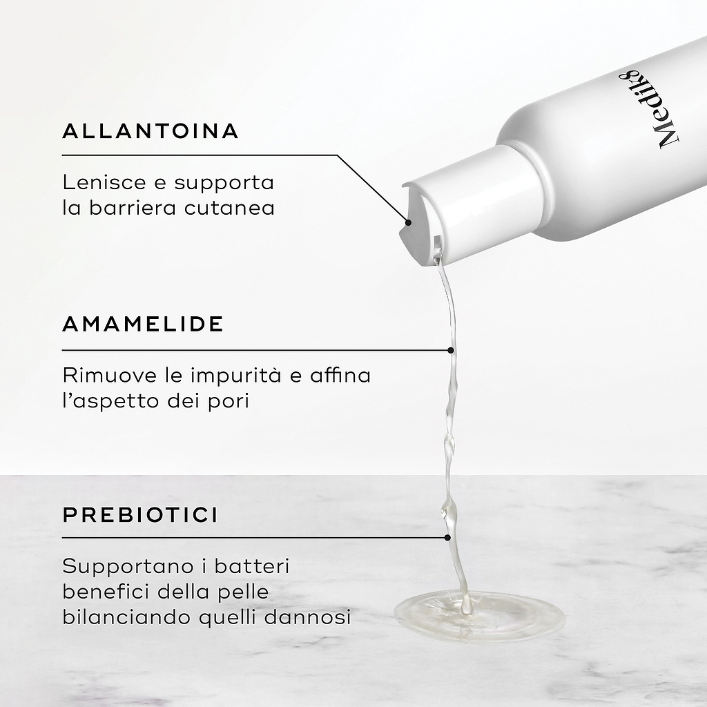 Dal flacone del Daily Refresh Balancing Toner scorre del liquido. Il testo evidenzia l’Allantoina per lenire, l’Amamelide per affinare i pori e i Prebiotici per bilanciare i batteri della pelle.