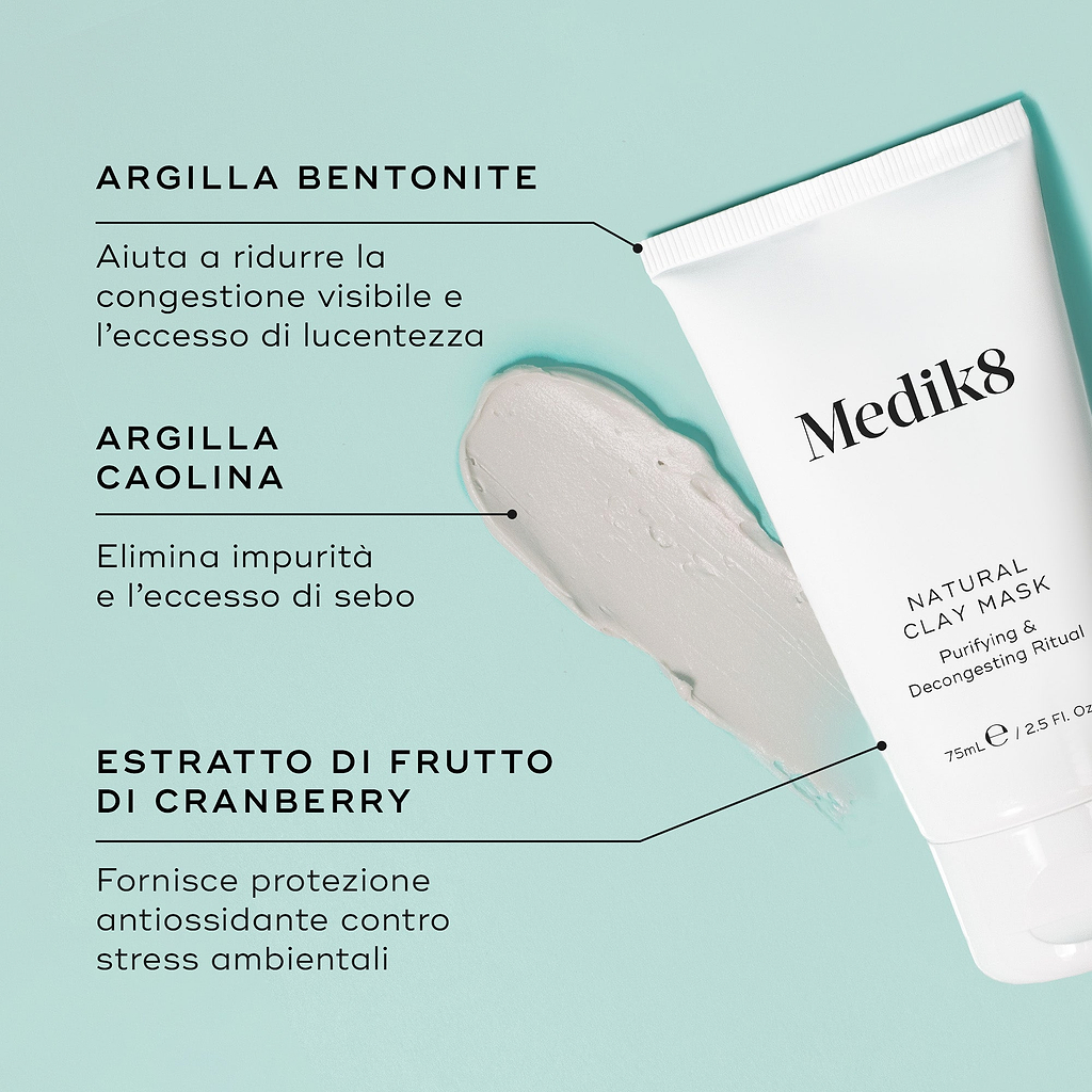 La Medik8 Natural Clay Mask con gli ingredienti chiave elencati su uno sfondo azzurro chiaro.