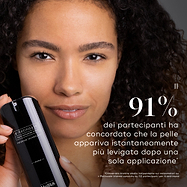 Persona che tiene un flacone di Medik8 r-Retinoate Intense. Il testo indica che il 91% dei partecipanti ha concordato che la pelle appariva visibilmente più liscia dopo una sola applicazione.