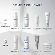 Flacone con erogatore di Medik8 Clarifying Foam posizionato su un blocco bianco su uno sfondo grigio pulito. Il testo evidenzia gli ingredienti chiave: Acido Salicilico per eliminare le impurità che causano le imperfezioni, Acido Mandelico per una delicata esfoliazione e un incarnato purificato, e Niacinamide e Olio di Tea Tree per aiutare a mantenere la pelle equilibrata e senza imperfezioni.